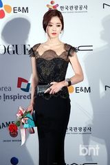 组图：韩孝珠玉泽演等众星亮相釜山电影节蓝毯