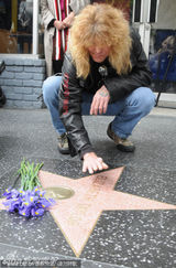 组图：伊丽莎白-泰勒病逝 粉丝星光大道献花圈