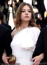 组图：《阿黛尔的生活》女主角露背白裙性感