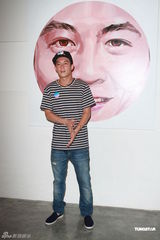 组图：陈冠希亮相画展标志笑容 考虑年底开个唱