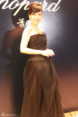 组图：周慧敏妩媚出席活动 肌肤白皙气质优雅高贵