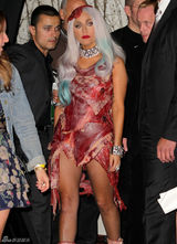 高清组图：Lady Gaga后台庆功雷人肉片装登场