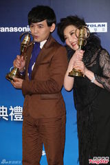 组图：张小燕师徒夺金钟奖最佳主持人奖