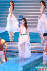 组图：港姐大尺度深V秀乳沟 背部全裸纤腰曼妙