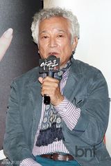 组图：韩星裴涩琪等出席新片《夜关门》试映会