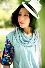 幻灯图：刘思彤登杂志封面 春色撩人魅力无限