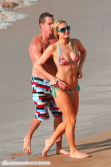 组图：希尔顿与男友鸳鸯浴 海滩戏水被搂蛮腰