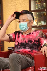 组图：高凌风虚弱上节目 驳斥前妻不实指控