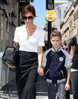 组图：维多利亚带儿子游玩 小潮男星样十足