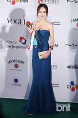 组图：韩孝珠玉泽演等众星亮相釜山电影节蓝毯