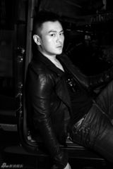 组图：李解户外写真曝光 硬朗轮廓展现熟男魅力