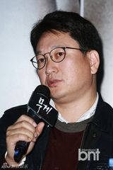 组图：曹在显携手导演全奎焕出席《重量》试映