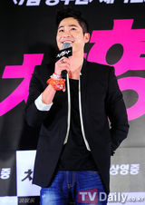 组图：韩片《车刑警》首映演唱会ULALASESSION捧场