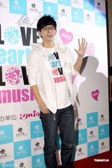 组图：胡夏抱病出席公益活动 为地震灾区献爱心