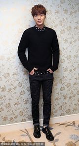 组图：李敏镐做鬼脸露暖男微笑 男神称号好害羞