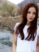 组图：陶红郊外踏青写真 白T恤出镜温婉洁净