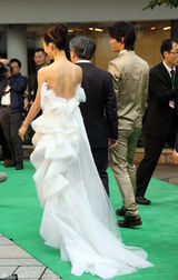 组图：江一燕芭蕾天使造型亮相东京电影节绿毯