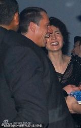 幻灯图：张曼玉烟不离手 与老外拥抱贴面秀美背