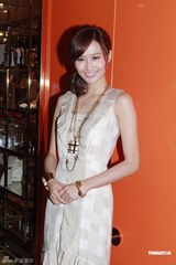 组图：汪诗诗出席新店开幕礼 力挺甄子丹认真专业