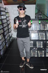 组图：吴建豪香港办歌迷会 送保温杯回馈歌迷