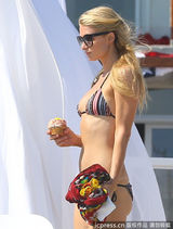 组图：希尔顿条纹比基尼无料可秀 遭爱犬扯裙角