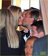 组图：莱昂纳多夺影帝意气风发 激吻90后女友