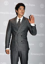 高清图：东方神起郑允浩等亮相派对 着正装型男范儿