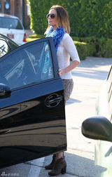 组图：艾米丽-布朗特打扮干练花围巾抢眼