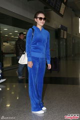 组图：何超云分手后首亮相 心情靓避谈感情事