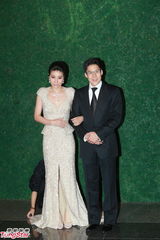 组图：晶刚香港婚宴 郭晶晶坠钻礼服挽霍启刚亮相