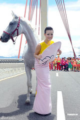 组图：容祖儿台北封桥拍MV 白马助阵