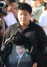 组图：主持人罗京生前与妻儿珍贵照曝光