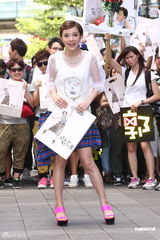 组图：郭采洁新专辑宣传秀美腿裙底险走光