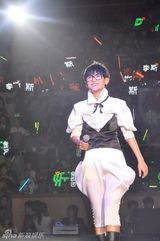 组图：快女杭州热力开唱 全国巡演拉开璀璨序幕