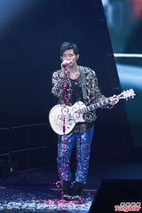 组图：周杰伦开个唱大秀人鱼线 张智霖同台助阵