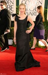 高清图：派波-普拉伯复古红唇绽放笑容