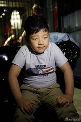 组图：郭涛携子开店捞金 石头叫兽头萌翻全场