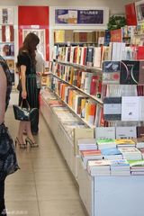 组图：央视美女主播李蜜机场长裙露美腿