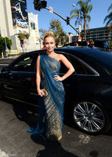 组图：艾美奖红毯 海顿-潘妮蒂尔薄纱单肩裙