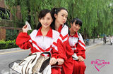 组图：《爱情面前谁怕谁》霍思燕穿校服踏单车