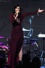 组图：杰西-J双开衩红裙PK凯莉-米洛