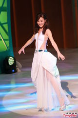 组图：港姐大尺度深V秀乳沟 背部全裸纤腰曼妙