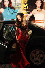 组图：严宽杜晓婷携手出席活动 粉丝献花送祝福