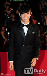 组图：18届釜山国际电影节开幕 女星露股沟抢镜