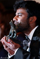 组图：威尼斯电影节闭幕 获奖者后台高举奖杯