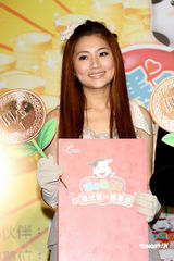 幻灯：S.H.E靓丽现身公益活动扮爱心天使