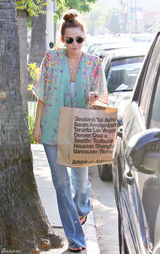 高清图：麦莉-塞勒斯街拍LOOK 纱衣搭配牛仔裤