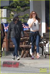 组图：暮光女低胸短袖露小蛮腰 心情放松现赘肉