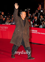 组图：导演金基德棕色大衣潮范十足亮相红毯