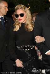 组图：麦当娜黑超黑裙尽展大姐大酷 助阵女性电影奖